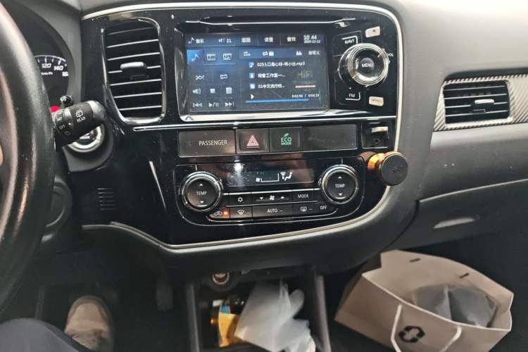 Used Mitsubishi Outlander 2014 2.4L 4x4 Deluxe Value Edition 5 Seats Audio And AC Panel