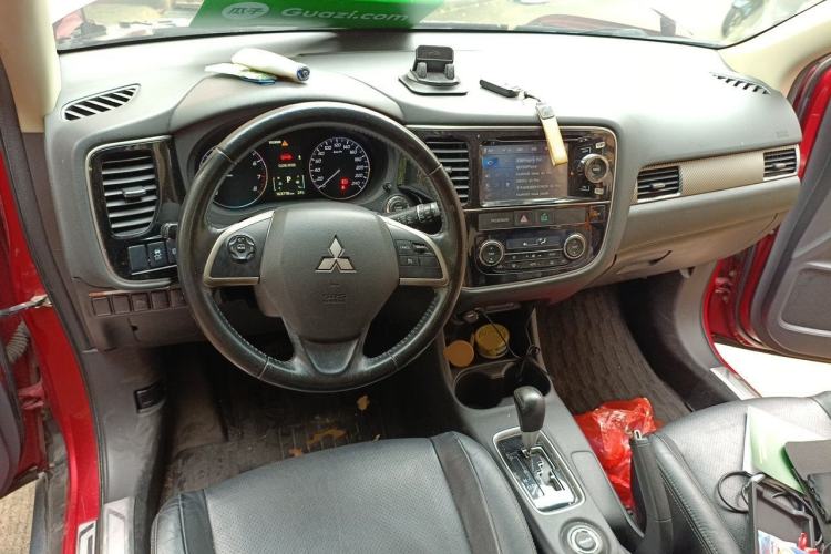 Used Mitsubishi Outlander 2014 2.4L 4x4 Deluxe Value Edition 5 Seats Center Console