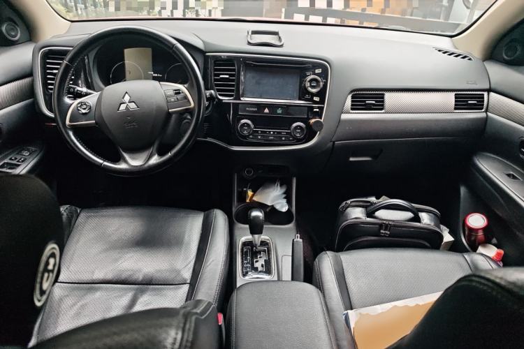 Used Mitsubishi Outlander 2014 2.4L 4x4 Deluxe Value Edition 5 Seats Center Console