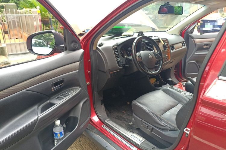 Used Mitsubishi Outlander 2014 2.4L 4x4 Deluxe Value Edition 5 Seats Driver Seat
