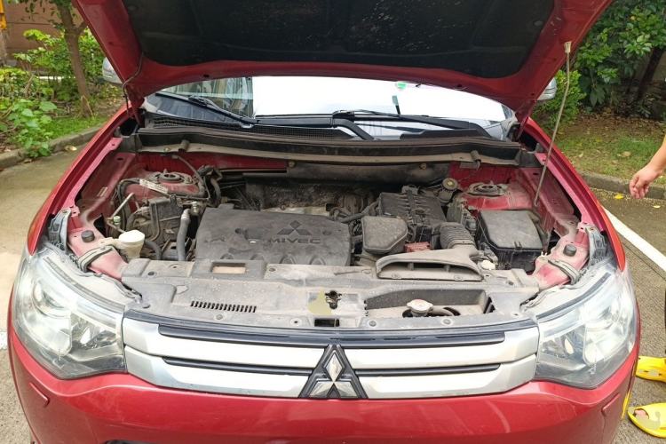 Used Mitsubishi Outlander 2014 2.4L 4x4 Deluxe Value Edition 5 Seats Engine Bay