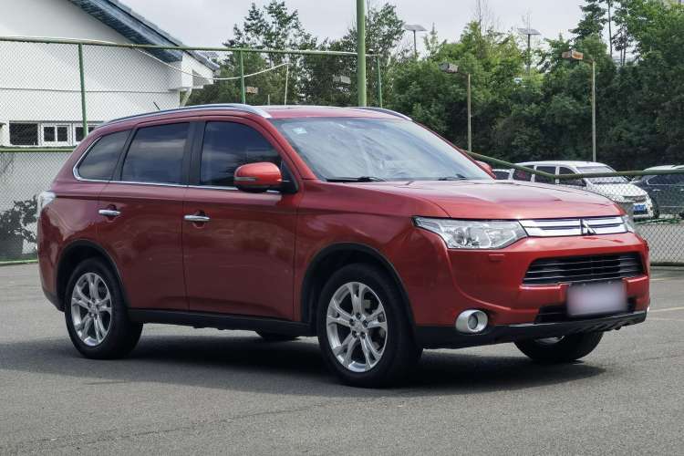 Used Mitsubishi Outlander 2014 2.4L 4x4 Deluxe Value Edition 5 Seats Exterior 1