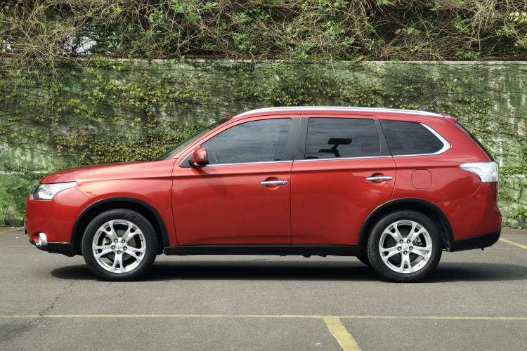 Used Mitsubishi Outlander 2014 2.4L 4x4 Deluxe Value Edition 5 Seats Exterior 2