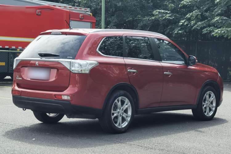 Used Mitsubishi Outlander 2014 2.4L 4x4 Deluxe Value Edition 5 Seats Exterior 4
