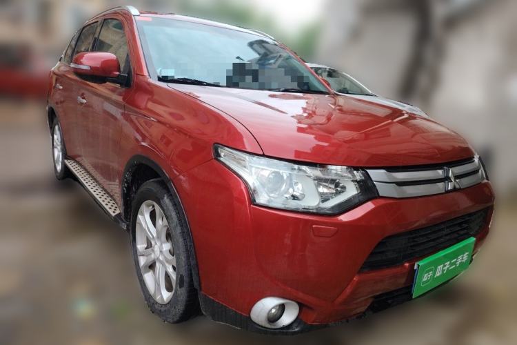 Used Mitsubishi Outlander 2014 2.4L 4x4 Deluxe Value Edition 5 Seats Front Right 45 Deg