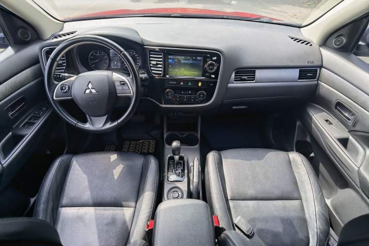 Used Mitsubishi Outlander 2014 2.4L 4x4 Deluxe Value Edition 5 Seats Interior 1