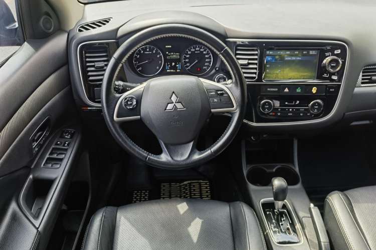 Used Mitsubishi Outlander 2014 2.4L 4x4 Deluxe Value Edition 5 Seats Interior 2