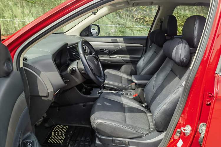 Used Mitsubishi Outlander 2014 2.4L 4x4 Deluxe Value Edition 5 Seats Interior 3