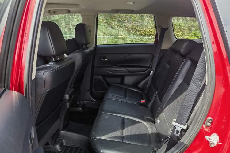 Used Mitsubishi Outlander 2014 2.4L 4x4 Deluxe Value Edition 5 Seats Interior 4