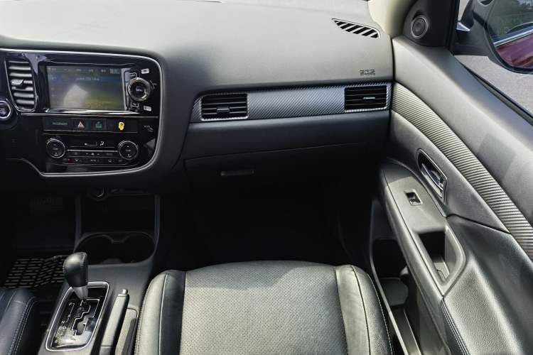 Used Mitsubishi Outlander 2014 2.4L 4x4 Deluxe Value Edition 5 Seats Interior 9