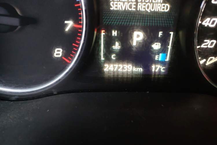 Used Mitsubishi Outlander 2014 2.4L 4x4 Deluxe Value Edition 5 Seats Odometer Close Up