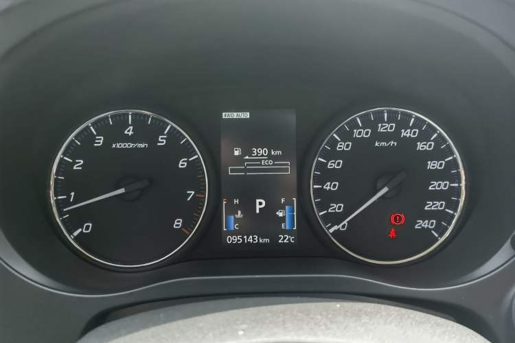 Used Mitsubishi Outlander 2014 2.4L 4x4 Deluxe Value Edition 5 Seats Odometer Close Up
