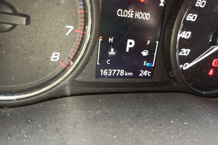 Used Mitsubishi Outlander 2014 2.4L 4x4 Deluxe Value Edition 5 Seats Odometer Close Up