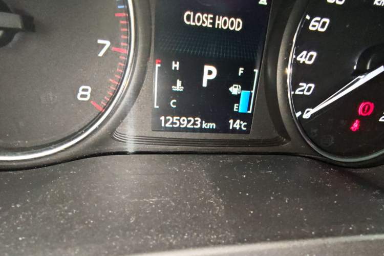 Used Mitsubishi Outlander 2014 2.4L 4x4 Deluxe Value Edition 5 Seats Odometer Close Up