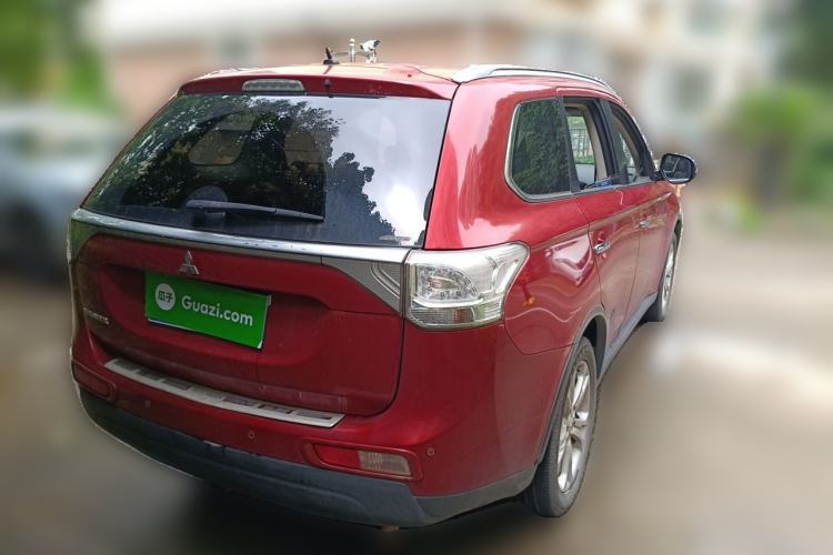 Used Mitsubishi Outlander 2014 2.4L 4x4 Deluxe Value Edition 5 Seats Rear Right 45 Deg