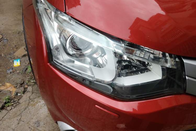 Used Mitsubishi Outlander 2014 2.4L 4x4 Deluxe Value Edition 5 Seats Right Front Headlight