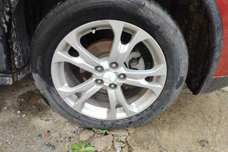 Used Mitsubishi Outlander 2014 2.4L 4x4 Deluxe Value Edition 5 Seats Right Front Wheel Hub