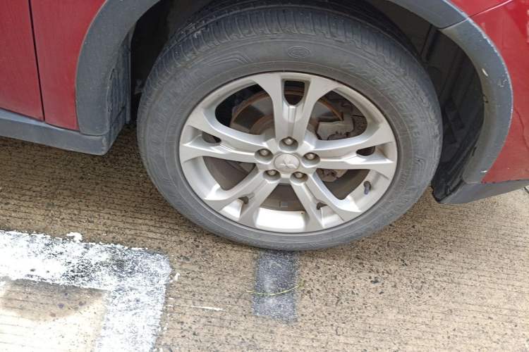 Used Mitsubishi Outlander 2014 2.4L 4x4 Deluxe Value Edition 5 Seats Right Front Wheel Hub
