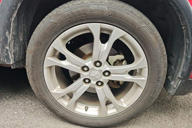 Used Mitsubishi Outlander 2014 2.4L 4x4 Deluxe Value Edition 5 Seats Right Front Wheel Hub