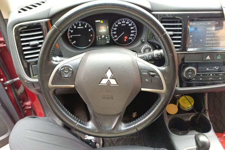 Used Mitsubishi Outlander 2014 2.4L 4x4 Deluxe Value Edition 5 Seats Steering Wheel