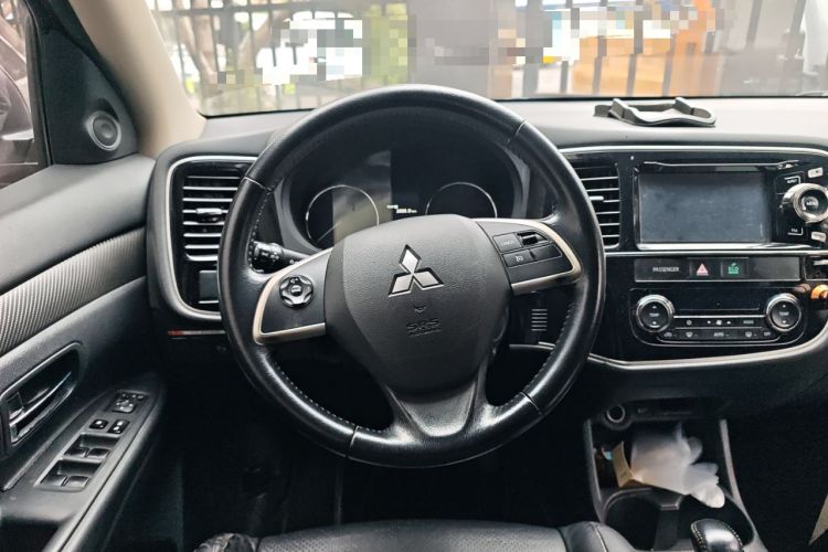 Used Mitsubishi Outlander 2014 2.4L 4x4 Deluxe Value Edition 5 Seats Steering Wheel