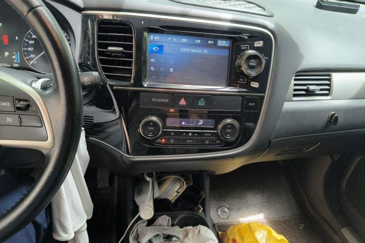 Used Mitsubishi Outlander 2014 2.4L 4x4 Deluxe Value Edition 5 Seats Audio And AC Panel