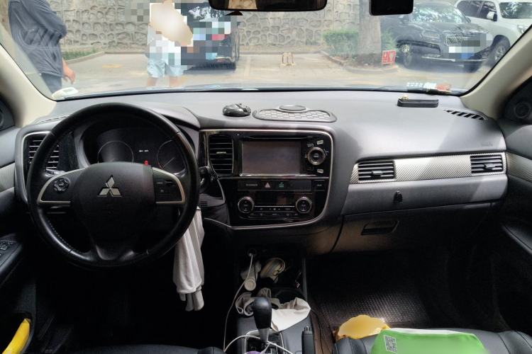 Used Mitsubishi Outlander 2014 2.4L 4x4 Deluxe Value Edition 5 Seats Center Console