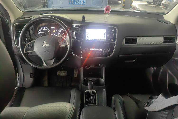 Used Mitsubishi Outlander 2014 2.4L 4x4 Deluxe Value Edition 5 Seats Center Console