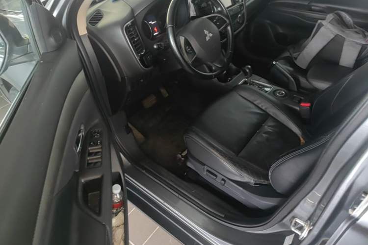 Used Mitsubishi Outlander 2014 2.4L 4x4 Deluxe Value Edition 5 Seats Driver Seat