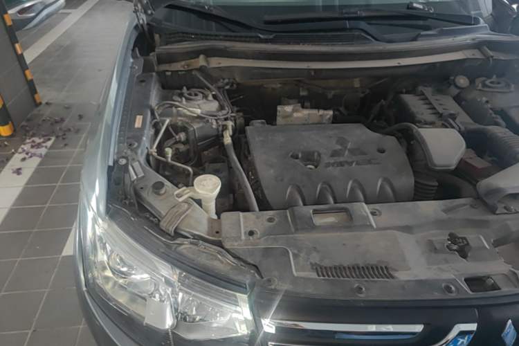 Used Mitsubishi Outlander 2014 2.4L 4x4 Deluxe Value Edition 5 Seats Engine Bay Right