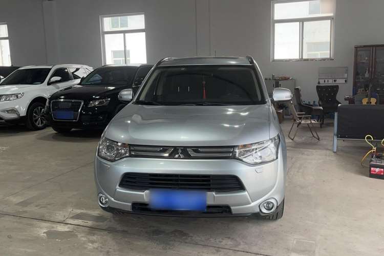 Used Mitsubishi Outlander 2014 2.4L 4x4 Deluxe Value Edition 5 Seats Exterior 1