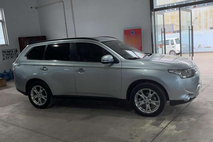 Used Mitsubishi Outlander 2014 2.4L 4x4 Deluxe Value Edition 5 Seats Exterior 2