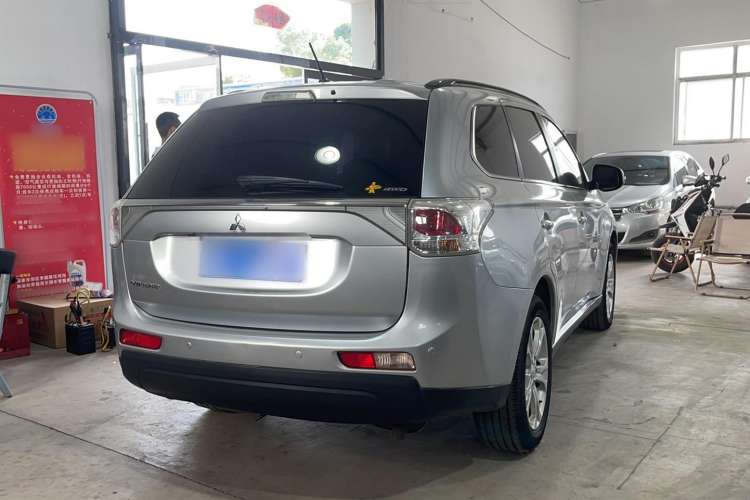 Used Mitsubishi Outlander 2014 2.4L 4x4 Deluxe Value Edition 5 Seats Exterior 3
