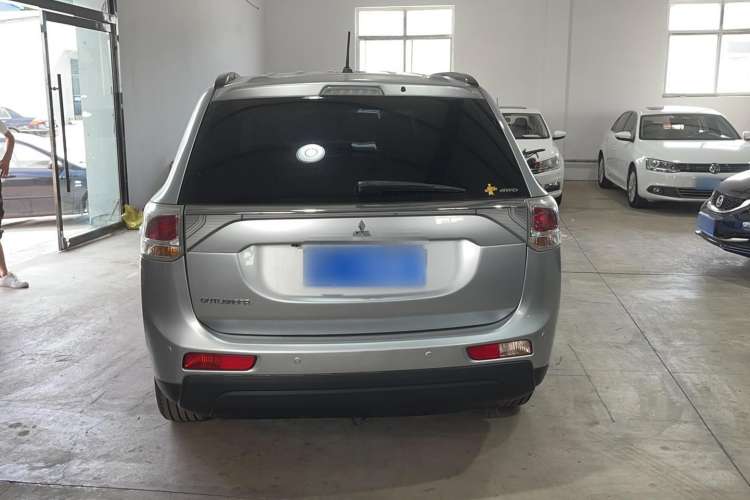Used Mitsubishi Outlander 2014 2.4L 4x4 Deluxe Value Edition 5 Seats Exterior 4