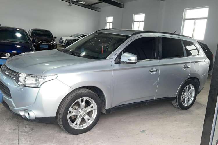 Used Mitsubishi Outlander 2014 2.4L 4x4 Deluxe Value Edition 5 Seats Exterior 5