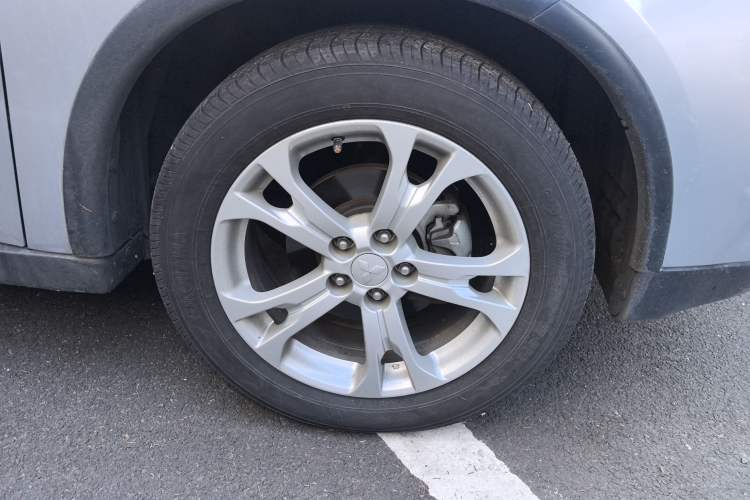 Used Mitsubishi Outlander 2014 2.4L 4x4 Deluxe Value Edition 7 Seats Exterior 7