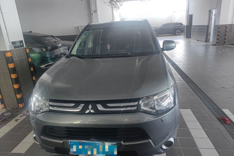 Used Mitsubishi Outlander 2014 2.4L 4x4 Deluxe Value Edition 5 Seats Front