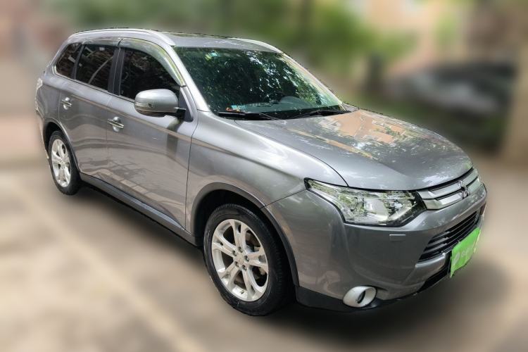 Used Mitsubishi Outlander 2014 2.4L 4x4 Deluxe Value Edition 5 Seats Front Right 45 Deg
