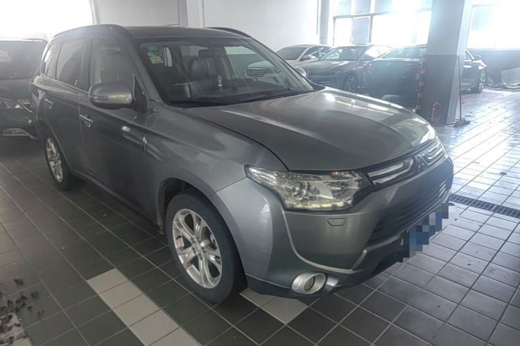 Used Mitsubishi Outlander 2014 2.4L 4x4 Deluxe Value Edition 5 Seats Front Right 45 Deg