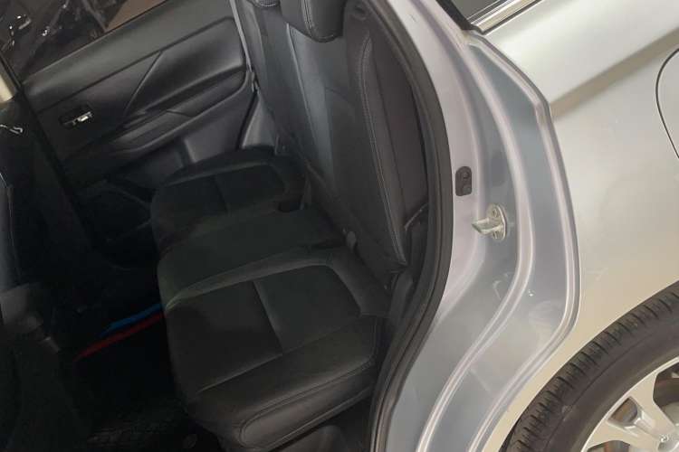 Used Mitsubishi Outlander 2014 2.4L 4x4 Deluxe Value Edition 5 Seats Interior 1