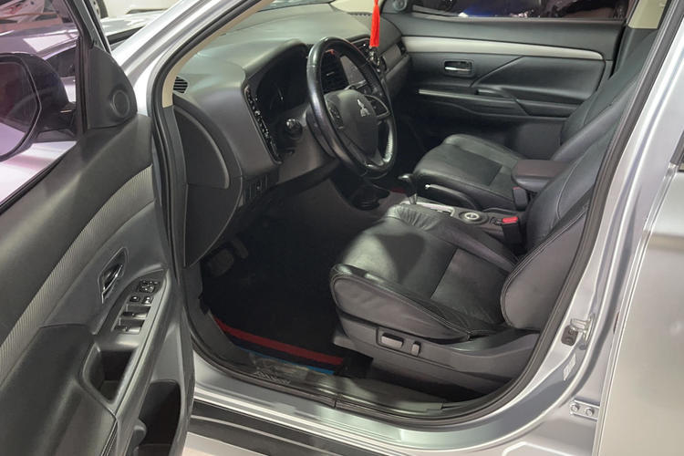 Used Mitsubishi Outlander 2014 2.4L 4x4 Deluxe Value Edition 5 Seats Interior 2