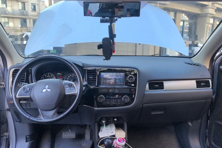 Used Mitsubishi Outlander 2014 2.4L 4x4 Deluxe Value Edition 7 Seats Interior 2