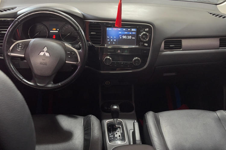 Used Mitsubishi Outlander 2014 2.4L 4x4 Deluxe Value Edition 5 Seats Interior 3