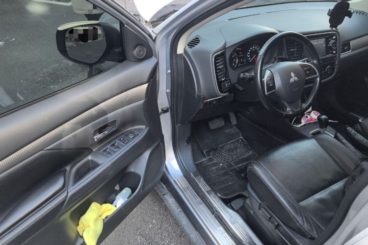 Used Mitsubishi Outlander 2014 2.4L 4x4 Deluxe Value Edition 7 Seats Interior 3