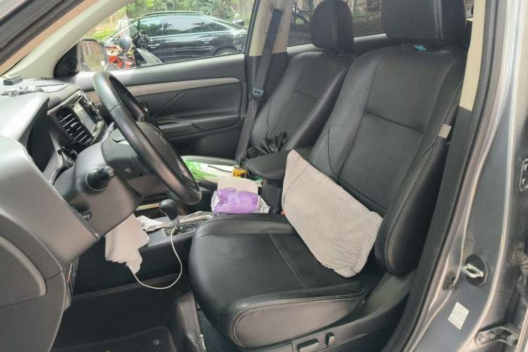 Used Mitsubishi Outlander 2014 2.4L 4x4 Deluxe Value Edition 5 Seats Left Front Seat
