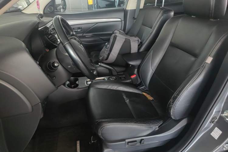 Used Mitsubishi Outlander 2014 2.4L 4x4 Deluxe Value Edition 5 Seats Left Front Seat