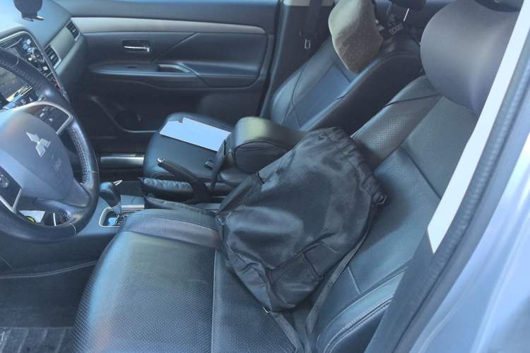 Used Mitsubishi Outlander 2014 2.4L 4x4 Deluxe Value Edition 7 Seats Left Front Seat
