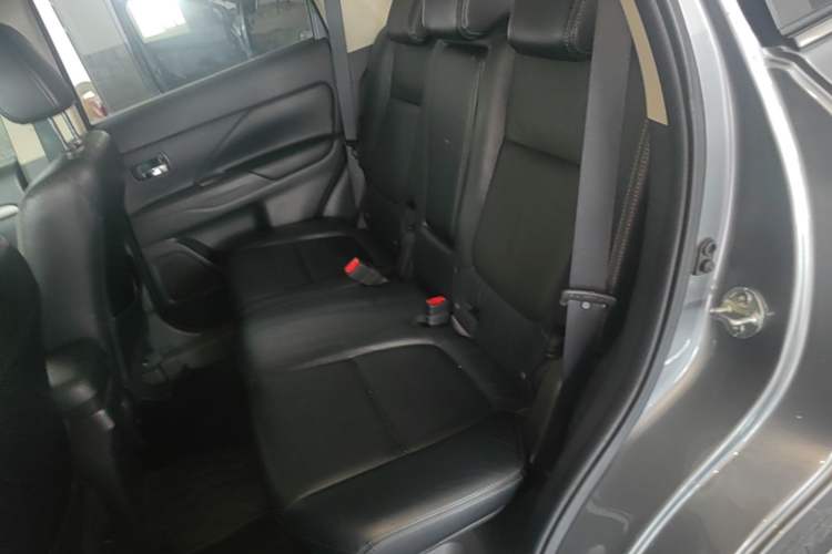 Used Mitsubishi Outlander 2014 2.4L 4x4 Deluxe Value Edition 5 Seats Left Rear Seat