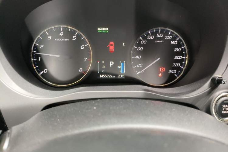 Used Mitsubishi Outlander 2014 2.4L 4x4 Deluxe Value Edition 5 Seats Odometer Close Up