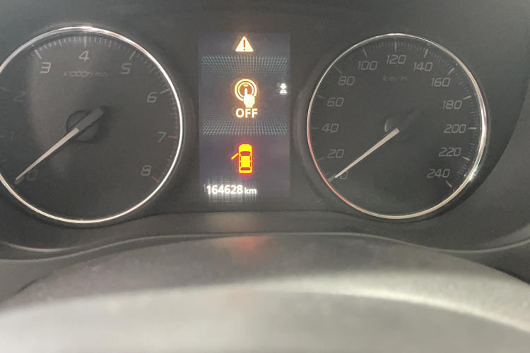 Used Mitsubishi Outlander 2014 2.4L 4x4 Deluxe Value Edition 5 Seats Odometer Close Up